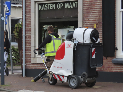 902003 Afbeelding van een elektrische straatzuiger met een medewerker van de reinigingsdienst van de gemeente Utrecht, ...